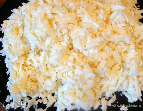 Сырки плавленые, у меня было 6 штук по 70г, натереть на терке.