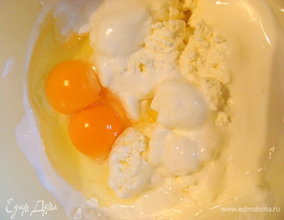 Творог, сметану и яйца взбить миксером.