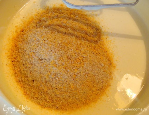 Добавить панировочные сухари и разрыхлитель (2 ч/л с верхом), перемешать.