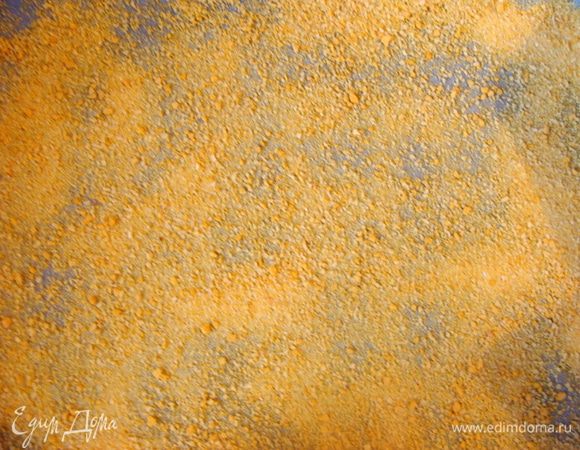 Я форму выложила бумагой. Бумагу смазала маслом сливочным, обсыпала сухарями.