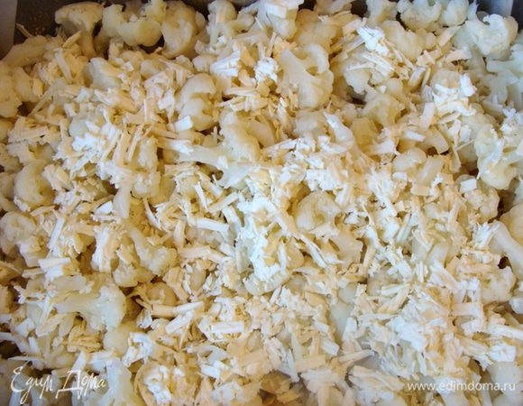 Посыпать оставшимся сыром.