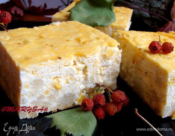 Подавать можно как горячей, так и комнатной температуры.
Режется, уже охлажденная запеканка, очень легко и ровно.