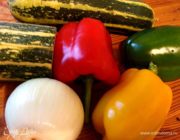 Для соуса подготовить овощи. Лука у меня крупная головка. 