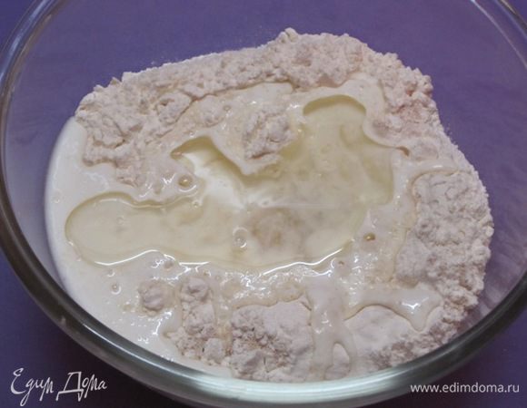 В просеянную муку всыпать сухие дрожжи, соль, сахар. Добавить молоко, растительное масло, теплый кефир, яйцо.