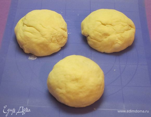 Разделить тесто на 3 части, скатать шарики. Накрыть пленкой и оставить на 15 минут.
