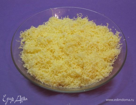 Сыр натереть на средней терке.