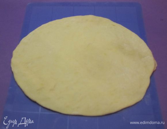 Стол подпылить мукой. Раскатать из одного кусочка теста круг диаметром 30-35 см.
