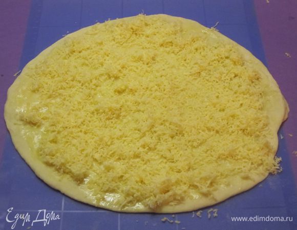 Смазать растопленным сливочным маслом, посыпать тертым сыром.