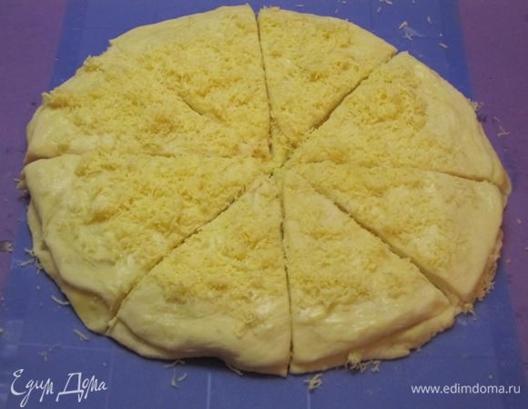 Разрезать тесто на 8 секторов.