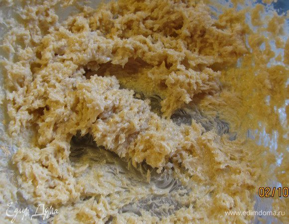 Размягченное сливочное масло как следует взбиваем с сахаром.
