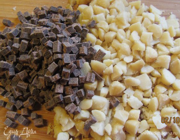 Орехи и шоколад мелко рубим. У меня были орехи макадамия и шоколадные капли.
