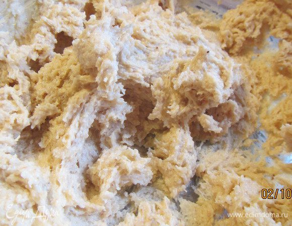 Постоянно помешивая, добавляем яйцо, обе муки, соль.
