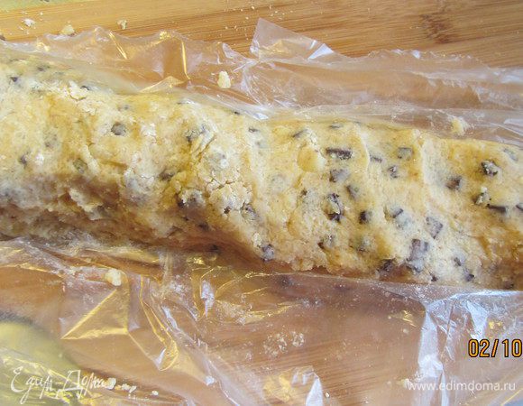 Массу скатываем в толстую колбаску, заворачиваем в пленку и отправляем в холодильник как минимум на 4 часа, а лучше на 8-10 ( у меня тесто всю ночь простояло). Затем кладем тесто в морозилку минут на 15.
