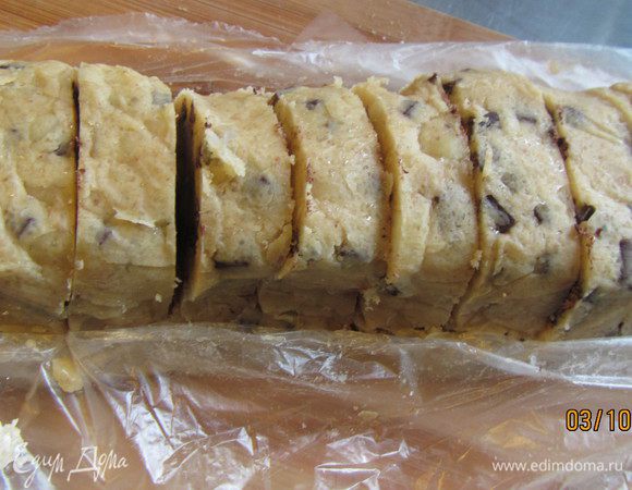 Разогреваем духовку до 200 гр. Достаем колбаску из морозилки и быстро режем ее кусочками (она не должна успеть нагреться). Скатываем из них шарики (тоже как можно быстрее).
