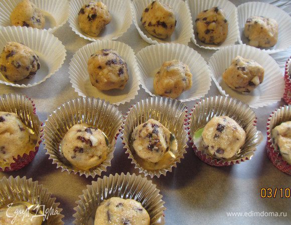 Выкладываем на противень. Белоника рекомендует в первый раз попробовать испечь в формочках (чтобы не растеклись). Посыпаем их сахаром и щепоткой соли. 
