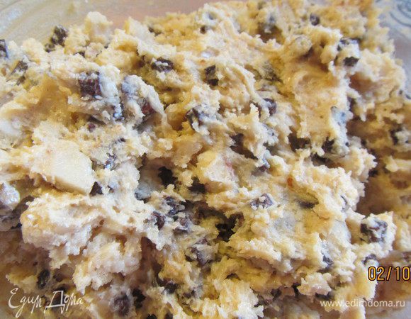 Добавляем орехи и шоколад. Перемешиваем.
