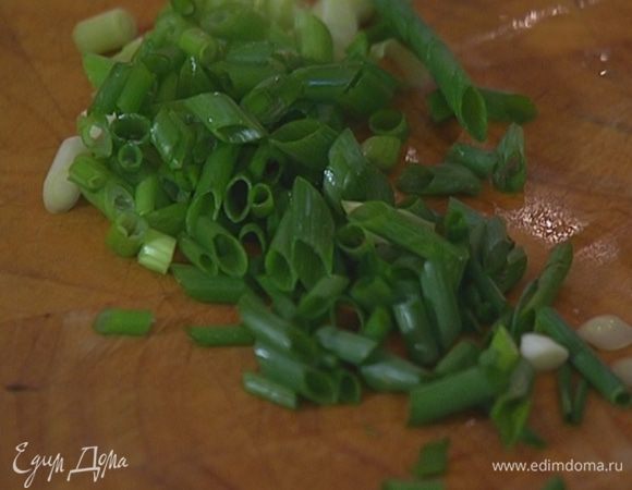 Лук мелко порезать.