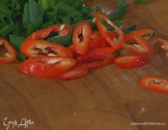 Перец чили, освободив от семян, порезать.