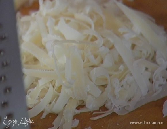 Сыр натереть на крупной терке и половину всыпать к рису и кукурузе.