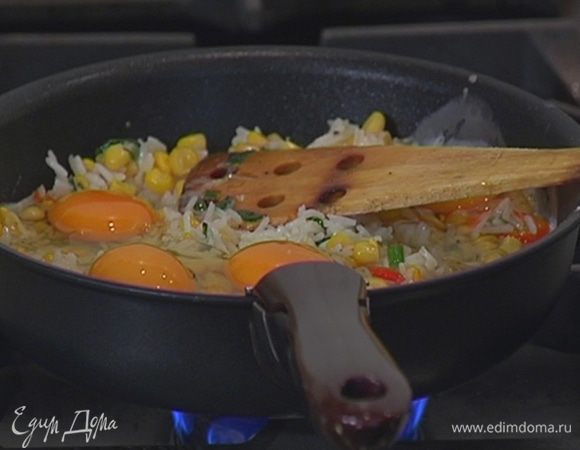 Добавить яйца, все перемешать и посыпать оставшимся натертым сыром.