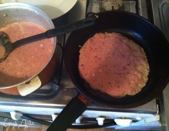 Размешиваем.
Добавляем молоко, яйца, соль и перец по вкусу, сода ( 3 щепотки) и муку ( муку я добавляю на глаз, должно получится как "густые блины").