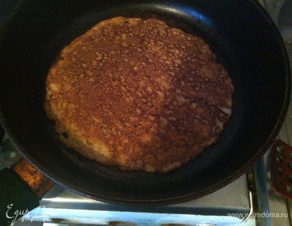Сковороду смазать раст. маслом  как при выпечке простых блинов. Выпекать на среднем огне ( печень должна пропечься, но не сгореть).