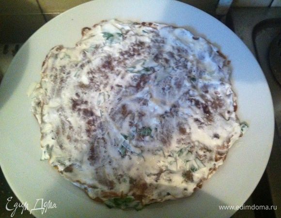 Смазываем каждый горячий блин сметанным соусом ( сметанный соус - чеснок и зелень мелко режем и смешиваем со сметаной, солим и перчим по вкусу).
Соус не жалеем -  торт впитывает как губка. 
Если соуса не хватает сделайте еще.