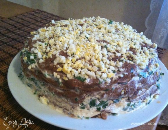 Оформляем тортик.
Сверху присыпаем сваренным тертым яйцом.