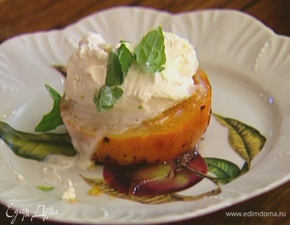 Украсить кремом из маскарпоне и листьями мяты.