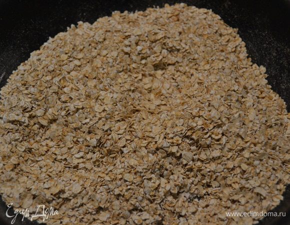 Овсяные хлопья обжариваю на сковороде 10 минут. Ставим остудить.