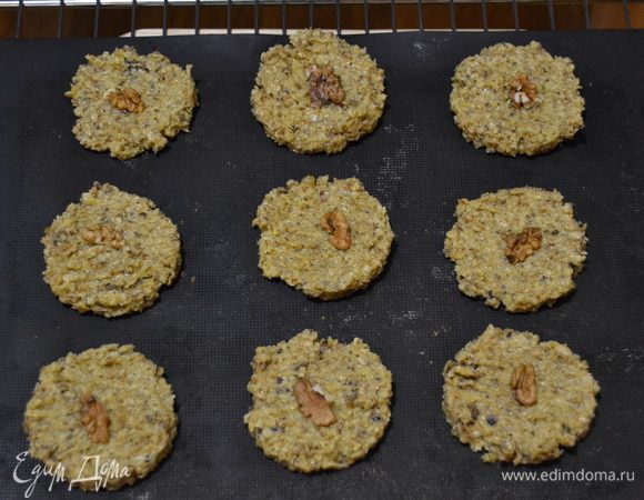 Формируем печенье и выпекаем в духовке на 180 градусов.