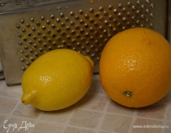 С лимона и апельсина снять цедру. Выдавить и процедить сок. 