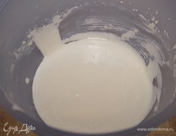 Яйца разделить на белки и желтки. Белки пока убрать в холодильник. Желтки растереть с сахаром добела. Получится довольно густая масса.