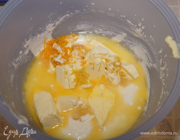 Добавить мягкое сливочное масло, сок, цедру, соль, экстракт ванили. Взбить на малых оборотах миксера. 