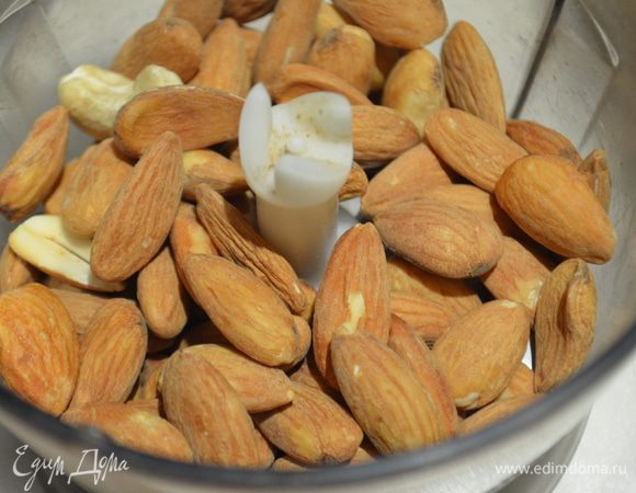 Орехи измельчить в муку в блендере.