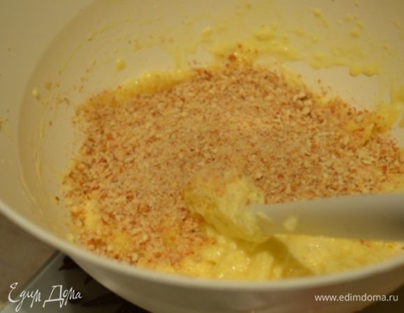 Добавить муку, орехи, 1,5 ч.л разрыхлителя и миндальный экстракт (если он конечно есть) - нет ничего страшного! 