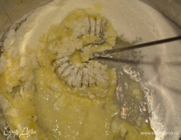 А теперь крем: желтки  растереть с крахмалом и сахаром до однородности.