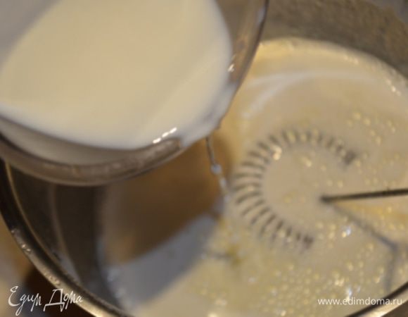  Влить горячее молоко (я его нагрела в микроволновке просто) тонкой струйкой и при этом размешиваем венчиком. Поставить на плиту и  варим заварной крем на среднем огне до загустения, от крема не отходим, постоянно помешиваем!!! 