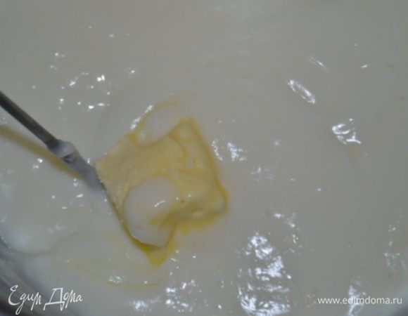 Готовый крем убираем с огня, добавляем ванильный экстракт и масло, размешиваем, закрываем пищевой пленкой кастрюлю и оставляем охлаждаться.