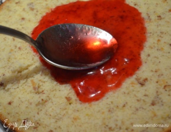 Укладываем первый корж на блюдо, смазываем его 4 ст ложками джема., который заранее надо разогреть, так он будет легче намазываться. 