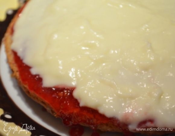 Сверху на джем кладем половину крема - он должен быть очень густым! 