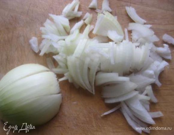Лук нарезать соломкой.