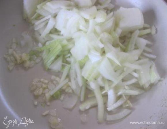 Добавить к чесноку нарезанный лук.
Готовить минут 5, до мягкости лука.