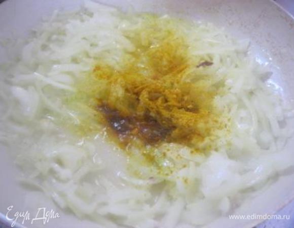 Добавить специи, готовить еще 1 минуту.