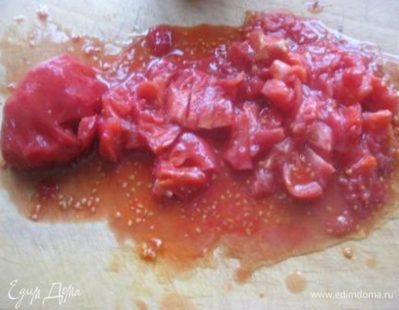 Помидоры вымыть, очистить от кожицы, мелко нарезать.