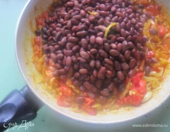 Добавить к овощам  фасоль ( без жидкости).
