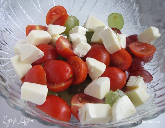 Добавить помидоры черри, разрезанные пополам, и шарики мини-моцареллы.