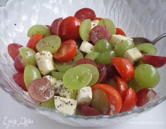 Листики базилика нашинковать тонкой соломкой и добавить к салату. У меня не было свежего базилика, поэтому взяла щепотку сухого. Посолить, поперчить. Заправить оливковым маслом и бальзамическим уксусом. Все аккуратно перемешать.