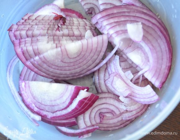 Лук нарезать и обжарить на сливочном масле до прозрачности.