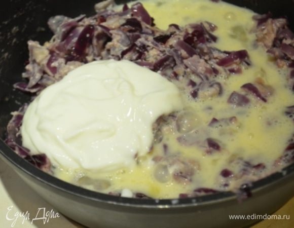 Влить сливки и всыпать муку, тушить 2-3 минутки на среднем огне. Посолить, поперчить, добавить немного мускатного ореха. Добавить по одному яйца и перемешать.